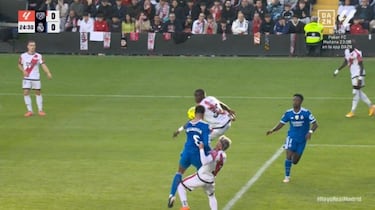 Indignación del Madrid por el arbitraje en Vallecas: “Y al Barça se le estropea el VAR...”