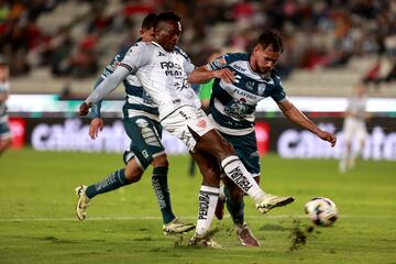 AME4323. HIDALGO (MÉXICO), 02/11/2024.- Sergio Barreto (d) de Pachuca disputa un balón con Diber Armando Cambindo de Necaxa este sábado, durante un partido de la jornada 15 del Torneo Apertura 2024 entre Pachuca y Necaxa, en el estadio Hidalgo de la ciudad de Pachuca, Hidalgo (México). EFE/ David Martínez Pelcastre