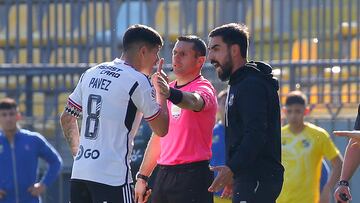 El entrenador de Everton, Francisco Meneghini, y Esteban Pavez de Colo Colo, durante el partido de Primera División disputado en el estadio Sausalito de Vina del Mar, Chile.