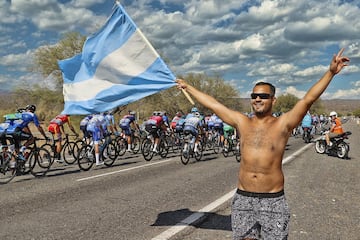 Afición argentina al paso de los corredores en la primera etapa de la Vuelta a San Juan 2023.