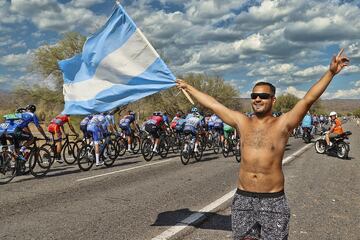 Afición argentina al paso de los corredores en la primera etapa de la Vuelta a San Juan 2023.