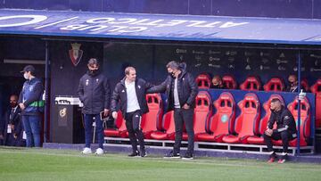 Óscar saluda a Arrasate en los prolegómenos del encuentro ante Osasuna.