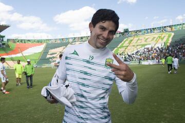 Magallón tuvo varios años con las Chivas, además de que fue constante con la selección mexicana entre el 2007 y el 2011. Desde el Clausura 2017 juega con los Mineros de Zacatecas.