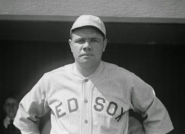 Un mito que marcó a la ciudad de Boston, con el que crecieron y se identificaron sus habitantes y los aficionados de los Red Sox. Todo empezó cuando el histórico Babe Ruth fue vendido en 1920 a los Yankees de Nueva York por los Medias Rojas; un intercambio entre dos equipos que ya eran protagonistas de una encarnizada rivalidad. Tuvieron que pasar 86 años para que los de Boston conquistaran de nuevo una Serie Mundial. Lo hicieron al barrer a los Cardenales de San Luis en 2004.