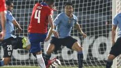 Isla marcó ante Uruguay su primer gol en duelos oficiales
