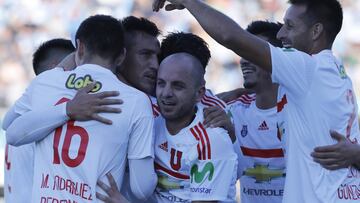 Futbol, O'Higgins vs Universidad de Chile.
Decimocuarta fecha, campeonato de Clausura 2016/17.
El jugador de Universidad de Chile Luciano Monzon celebra con sus compañeros despues de convertir un gol contra O'Higgins durante el