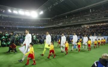 Salen de los equipos al césped.