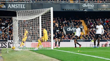 Pase magistral de De Jong, con el exterior de su bota y superando por alto a la zaga del Valencia, encontrando el desmarque de Raphinha. El brasileño puso el pase de la muerte, conectando en el segundo palo a un João Félix que sólo la tuvo que empujar a placer.