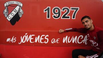 Gabri Martínez posa junto al primer escudo del Mirandés.