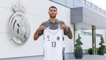 Izan Almansa posa con la camiseta del Real Madrid en Valdebebas.
