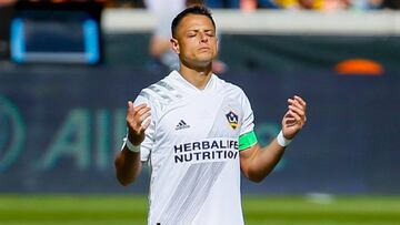 El Gerente General de LA Galaxy conf&iacute;a que Chicharito va a brillar en la MLS, por lo que lo que haga fuera de las canchas no es algo de importancia para el club.