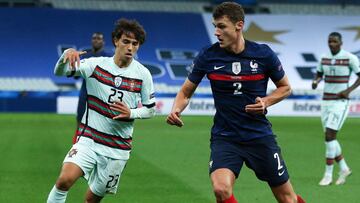 João Félix persigue a Pavard.