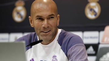 GRA191. MADRID, 25/11/2016.- El entrenador del Real Madrid, Zinedine Zidane, durante la rueda de prensa que ha ofrecido, tras el entrenamiento del equipo hoy en Valdebebas para preparar el encuentro de este sábado frente al Sporting de Gijón, que se disputará en el Santiago Bernabéu, correspondiente a la 13ª jornada de LaLiga Santander 2016/2017. EFE/Chema Moya