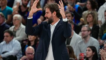 BARCELONA, 08/12/2023.- El entrenador del Barcelona, Roger Grimau, reacciona durante el encuentro correspondiente a la fase regular de la Euroliga disputado hoy viernes en el Palau Blaugrana, en Barcelona. EFE / Alejandro García.
