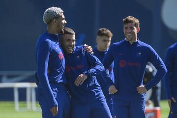 Ara¨²jo bromea con Jordi Alba durante el ¨²ltimo entrenamiento del Barcelona.