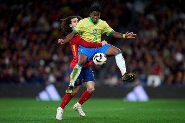 Marc Cucurella bloquea con el brazo el cuerpo de Endrick en la disputa de un balón.