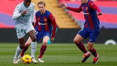 Christensen, en una acción ante Ilaix Moriba en presencia de Frenkie de Jong.