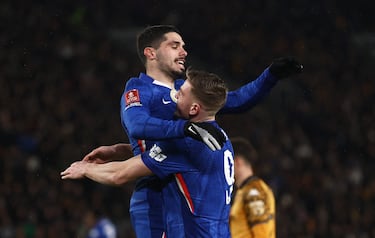 Neto brinda por tres