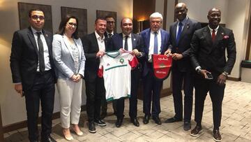 Los embajadores de Marruecos, con Matthaus en el centro.