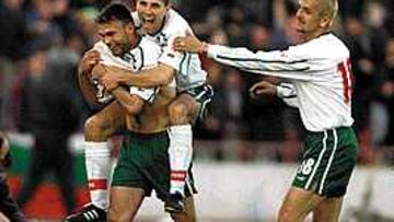 FUTURO AZULGRANA. Martín Petrov, a caballo de su compatriota Krassimir Tchomakov, quiere ser el sustituto de Stoitchkov en el Barcelona. Su sueño se hará realidad en junio, cuando vista la camiseta del equipo culé.