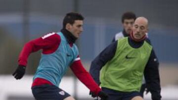 Aduriz (izq.) no estará; Toquero podría suplirle.