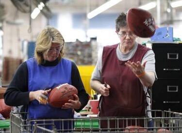 Super Bowl: cosiendo 'pigskins'