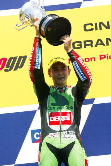 "La primera victoria de mi vida en un gran premio fue increíble, en Río 2003, con la Derbi, cuando de verdad tenía presión porque los buenos resultados eran necesarios para hacerme hueco en el Mundial. Fue increíble la manera en la que gané aquel día, haciendo un por fuera a Stoner y Pedrosa”.