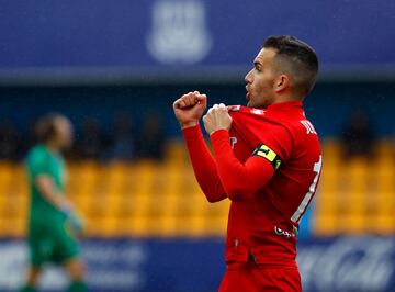 Julio Álvarez celebra un gol con la camiseta rojilla.