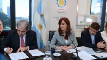 BAS14. BUENOS AIRES (ARGENTINA)- Fotografía cedida por la Presidencia argentina, en la que se observa a la mandataria Cristina Fernández, junto al ministro de Economía, Axel Kicillof (d) y el jefe de Gabinete, Aníbal Fernández. EFE/PRENSA PRESIDENCIAL/SOLO USO EDITORIAL / NO VENTAS