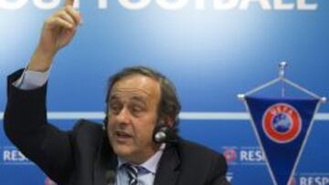 El presidente de la UEFA, Michel Platini, da una conferencia en la sede de Nyon, Suiza hoy, viernes 25 de 2013. El Comité Ejecutivo de la UEFA decidió que serán 13 ciudades de toda Europa las que acojan la edición de 2020 de la Eurocopa de Naciones, con una sede por país como máximo y con las semifinales y la final disputándose en un mismo lugar.
