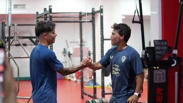 Nico Melamed y Rubi se saludan antes de un entrenamiento con la UD Almería.