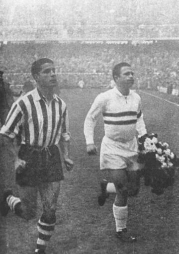 Gaínza y Puskas como capitanes durante el partido de Copa de Europa de 1957 entre el Athletic Club y el Honvéd húngaro. 
