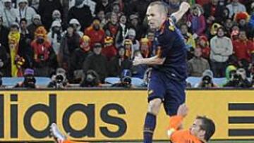 <b>EL GOL DE LA FINAL. </b>Iniesta golpeó el balón con el empeine y con toda el alma, Van der Vaart no llegó a taponar el disparo cruzado y Stekelenburg tampoco lo atajó. Fue el tanto que dio un título histórico para España en la final contra Holanda.