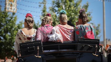 Cuatro mujeres vestidas de flamenca con mantones en un carruaje a caballo, durante el primer Domingo de la Feria de Abril de Sevilla 2019, a 5 de mayo de 2019, en Sevilla, Andalucía (España). La Feria de Abril de Sevilla 2022 vuelve a celebrarse del 1 al 7 de mayo tras dos años de parón por el Covid. Este año marcado por la vuelta a la normalidad y la guerra de Ucrania, los precios de los productos en las casetas de la feria suben un 25% . Los orígenes de la Feria de Abril se sitúan en 1846 como una feria de ganado para los agricultores de la zona que los nobles visitaban en sus carruajes. Hoy en día es Fiesta de Interés Turístico Internacional y gran atractivo para el turismo tanto nacional como internacional que disfrutan de la feria en sus 450.000 metros cuadrados y más de 1.050 casetas. Las señas de identidad de la Feria de Sevilla pasan por ‘el alumbrao’, las sevillanas, los trajes de corto y de flamenca o el rebujito.
SEVILLA.- LA FERIA DE ABRIL CONTINUARÁ CON TIEMPO ESTABLE Y TEMPERATURAS ALREDEDOR DE LOS 30 GRADOS EUROPA PRESS/MARÍA JOSÉ LÓPEZ
María José López / Europa Press
  (Foto de ARCHIVO)
05/05/2019