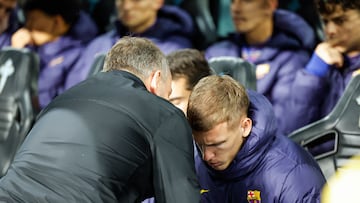 Olmo, con Flick antes del partido.