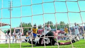 <b>LETAL. </b>El lanzamiento de falta de Nano fue realmente imposible de atajar por el guardameta Notario.