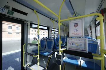 La Empresa Municipal de Transportes de Madrid ha presentado unos autobuses eléctricos para el derbi del domingo entre el Atlético de Madrid y el Real Madrid.