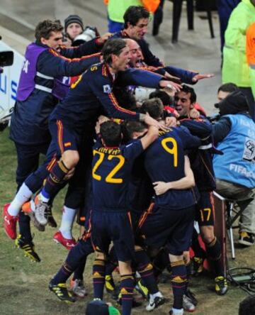 Los jugadores celebran el gol 0-1 de Iniesta en el minuto 116.