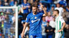 GETAFE (MADRID), 21/10/2023.- Borja Mayoral (i) delantero del GETAFE SAD marca el gol del empate (1-1) durante el partido de LaLiga entre el Getafe y el Betis, este sábado en el Coliseum. EFE/ Mariscal
