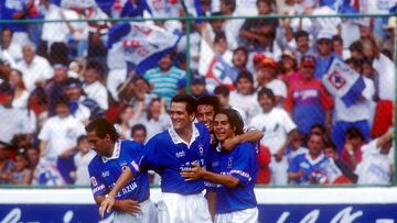 10 September 1995: Action file photo of Carlos Hermosillo (C) of Cruz Azul during week 3 game of the 95/96 tournament against Toros Neza. Cruz Azul won 5-2./Foto de accion de archivo de Carlos Hermosillo (C) durante juego de la semana 3 del torneo 95/96 en contra de Toros Neza. Cruz Azul gano 5-2. MEXSPORT/MARTIN VENEGAS