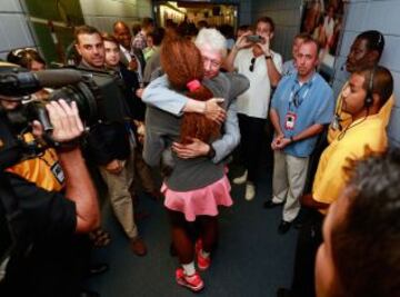 La final femenina entre Serena Williams y Victoria Azarenka, también contó con la presencia de muchos famosos. En la imagen Bill Clinton felicita a Serena Williams tras la victoria.