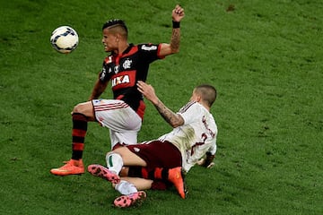 Es la gran rivalidad histórica de Maracaná, aunque ha perdido fuerza en los últimos 20 años en favor del Flamengo-Vasco. El Fluminense está asociado a la burguesía carioca y el Flamengo, que tiene la mayor afición de Brasil, representa a la clase obrera. 