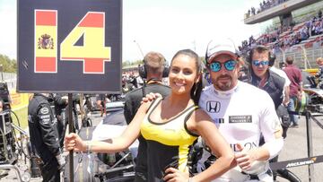 Alonso con su bella grid girl en el pasado GP de Espa&ntilde;a. 