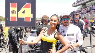 Alonso con su bella grid girl en el pasado GP de España.