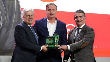 Cristóbal Parralo, recibiendo el premio Ramón Cobo a mejor entrenador del Grupo I de Primera RFEF.