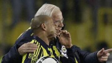 <b>LEVANTA EL VUELO.</b> El Fenerbahçe de Luis Aragonés despejó todo tipo de dudas al vencer al Denizlispor por 0-1 y se quedó a dos puntos del líder Trabzonspor.