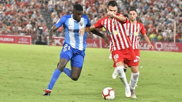 Alfred N&#039;Diaye pelea un bal&oacute;n durante el partido de Liga 1,2,3 entre Almer&iacute;a y M&aacute;laga.