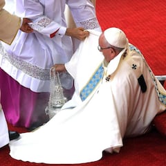 Caída del papa Francisco en Polonia por tropezar con un escalón