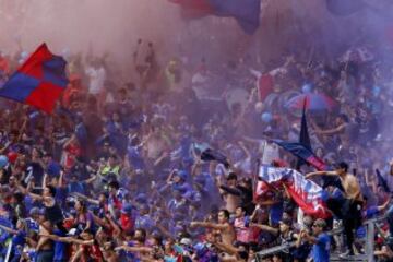 Hinchas de Universidad de Chile realizan banderazo en el Estadio Nacional, previo al Superclásico del domingo 02 de Octubre del 2016.
