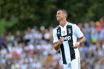 Cristiano sonriendo durante su primer partido con la Juve.